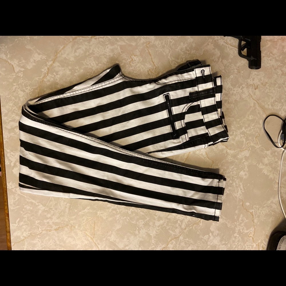 HOT TOPICS-Blackheart🌚🖤🎉💋 - Picture 5 of 10